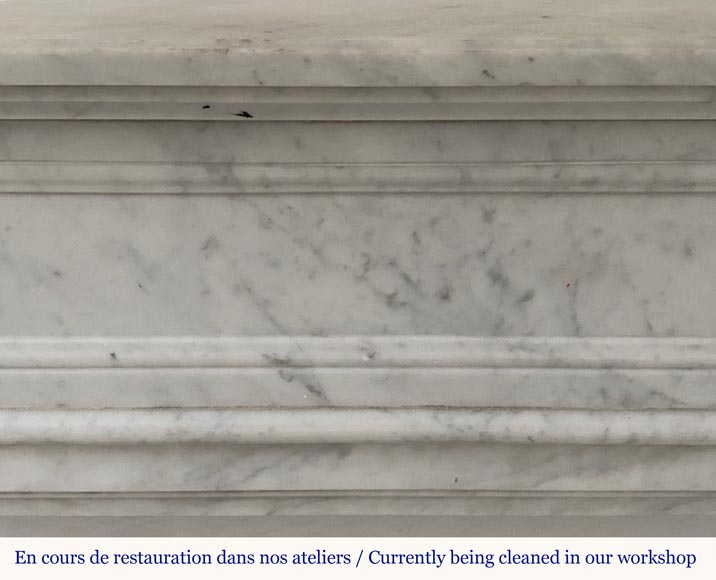 Cheminée de style Louis XVI en marbre de Carrare aux rebords arrondis Cheminée de style Louis XVI en marbre de Carrare aux rebords arrondis-1