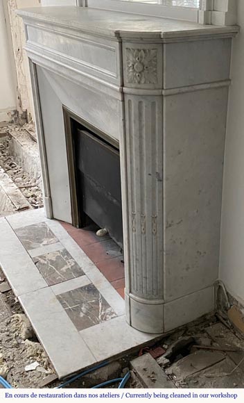 Cheminée de style Louis XVI en marbre de Carrare aux rebords arrondis Cheminée de style Louis XVI en marbre de Carrare aux rebords arrondis-4