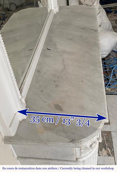 Cheminée de style Louis XVI en marbre de Carrare aux rebords arrondis Cheminée de style Louis XVI en marbre de Carrare aux rebords arrondis-5