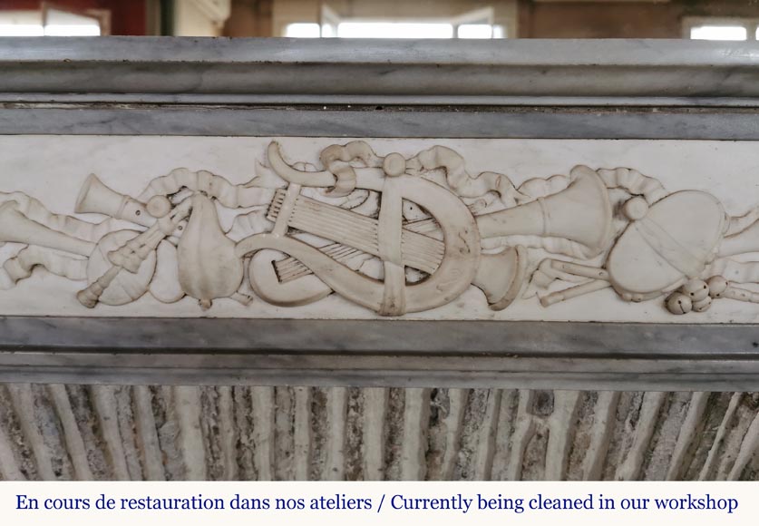 Cheminée de style Louis XVI en marbre statuaire et Bleu Turquin aux instruments de musique Cheminée de style Louis XVI en marbre statuaire et Bleu Turquin aux instruments de musique-1