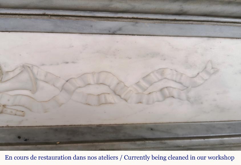 Cheminée de style Louis XVI en marbre statuaire et Bleu Turquin aux instruments de musique Cheminée de style Louis XVI en marbre statuaire et Bleu Turquin aux instruments de musique-4