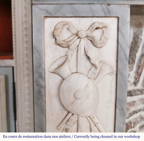 Cheminée de style Louis XVI en marbre statuaire et Bleu Turquin aux instruments de musique Cheminée de style Louis XVI en marbre statuaire et Bleu Turquin aux instruments de musique-7