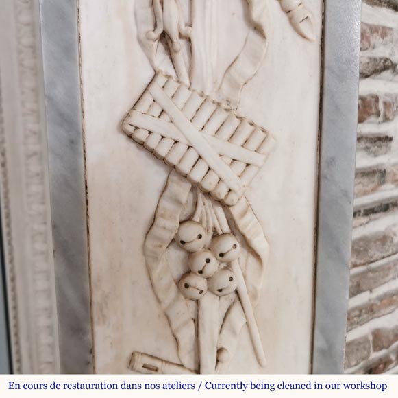 Cheminée de style Louis XVI en marbre statuaire et Bleu Turquin aux instruments de musique Cheminée de style Louis XVI en marbre statuaire et Bleu Turquin aux instruments de musique-8