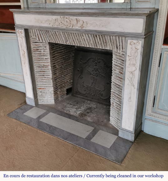 Cheminée de style Louis XVI en marbre statuaire et Bleu Turquin aux instruments de musique Cheminée de style Louis XVI en marbre statuaire et Bleu Turquin aux instruments de musique-10