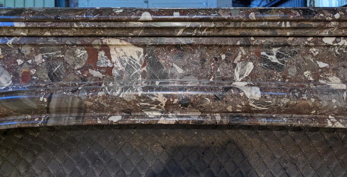 Grande cheminée de style Régence en marbre Brèche Nouvelle, fin du XIXe siècle Grande cheminée de style Régence en marbre Brèche Nouvelle, fin du XIXe siècle-1