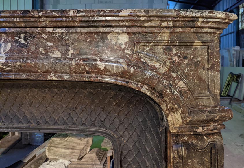 Grande cheminée de style Régence en marbre Brèche Nouvelle, fin du XIXe siècle Grande cheminée de style Régence en marbre Brèche Nouvelle, fin du XIXe siècle-6