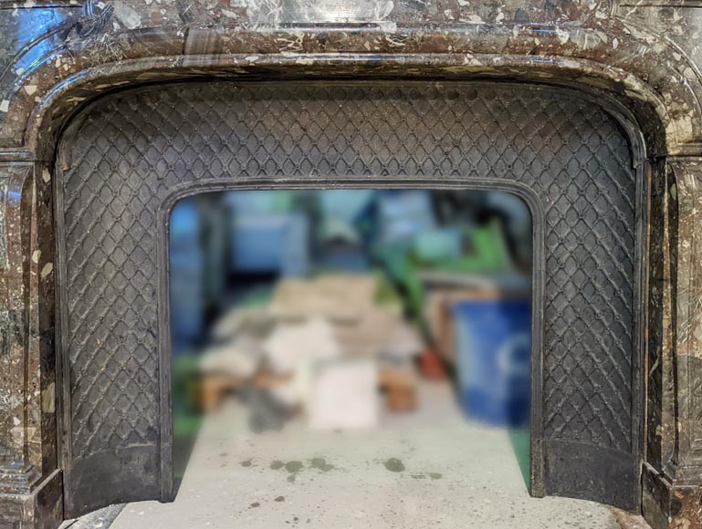 Grande cheminée de style Régence en marbre Brèche Nouvelle, fin du XIXe siècle Grande cheminée de style Régence en marbre Brèche Nouvelle, fin du XIXe siècle-8