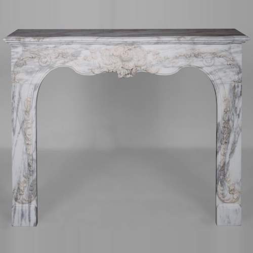 Cheminée de style Louis XV en marbre Arabescato