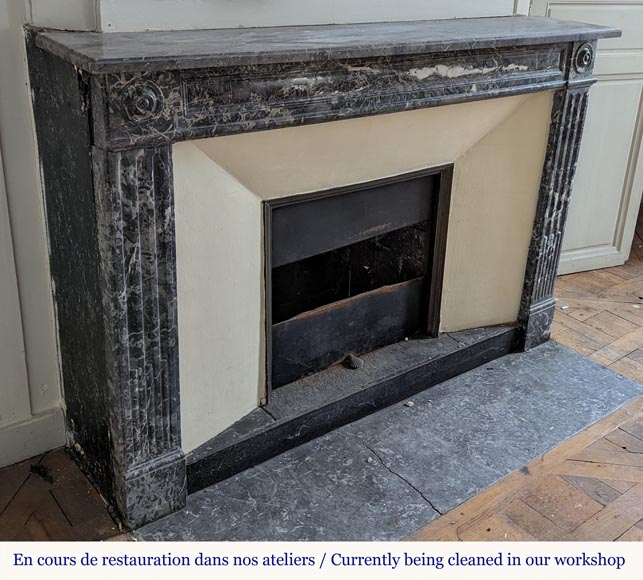 Grande cheminée d'époque Louis XVI en marbre Gris Saint-Anne aux pieds cannelés Grande cheminée d'époque Louis XVI en marbre Gris Saint-Anne aux pieds cannelés-1
