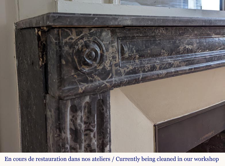 Grande cheminée d'époque Louis XVI en marbre Gris Saint-Anne aux pieds cannelés Grande cheminée d'époque Louis XVI en marbre Gris Saint-Anne aux pieds cannelés-2