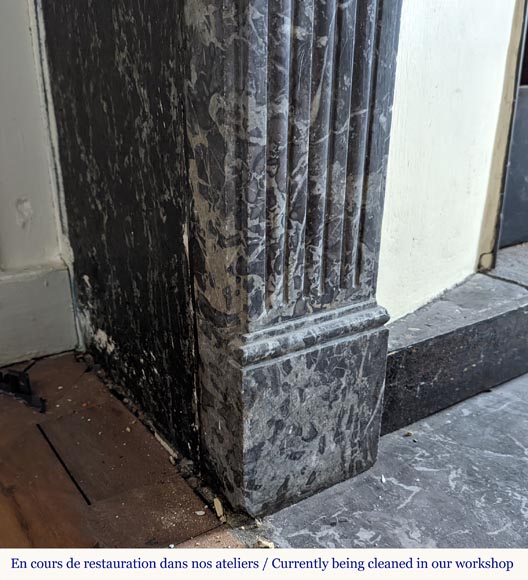 Grande cheminée d'époque Louis XVI en marbre Gris Saint-Anne aux pieds cannelés Grande cheminée d'époque Louis XVI en marbre Gris Saint-Anne aux pieds cannelés-3