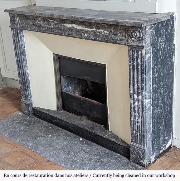 Grande cheminée d'époque Louis XVI en marbre Gris Saint-Anne aux pieds cannelés Grande cheminée d'époque Louis XVI en marbre Gris Saint-Anne aux pieds cannelés-4