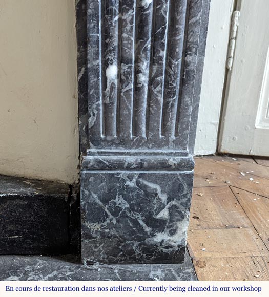 Grande cheminée d'époque Louis XVI en marbre Gris Saint-Anne aux pieds cannelés Grande cheminée d'époque Louis XVI en marbre Gris Saint-Anne aux pieds cannelés-6