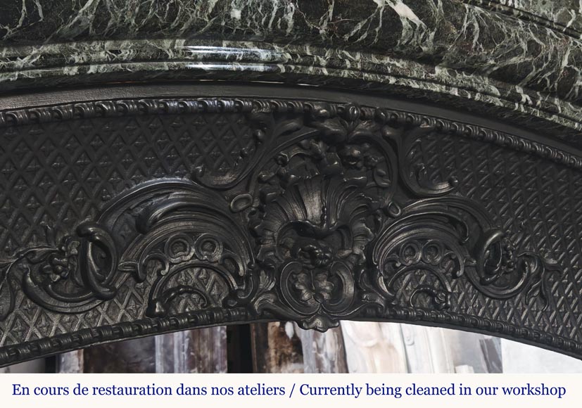 Importante cheminée de style Louis XIV en marbre vert de mer Importante cheminée de style Louis XIV en marbre vert de mer-9