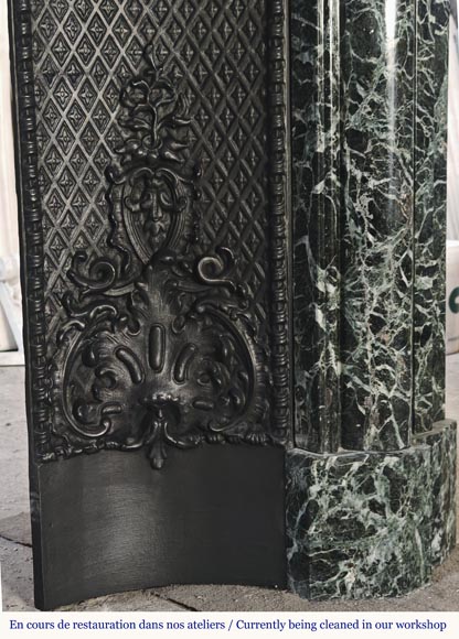 Importante cheminée de style Louis XIV en marbre vert de mer Importante cheminée de style Louis XIV en marbre vert de mer-10