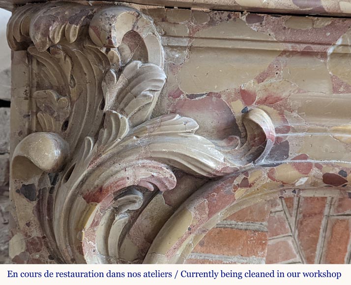 Cheminée d'époque Louis XV en brèche d'Alep avec coquille ailée Cheminée d'époque Louis XV en brèche d'Alep avec coquille ailée-6