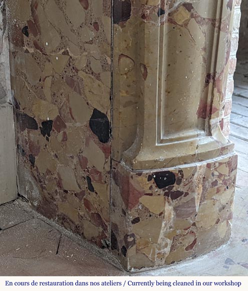 Cheminée d'époque Louis XV en brèche d'Alep avec coquille ailée Cheminée d'époque Louis XV en brèche d'Alep avec coquille ailée-7