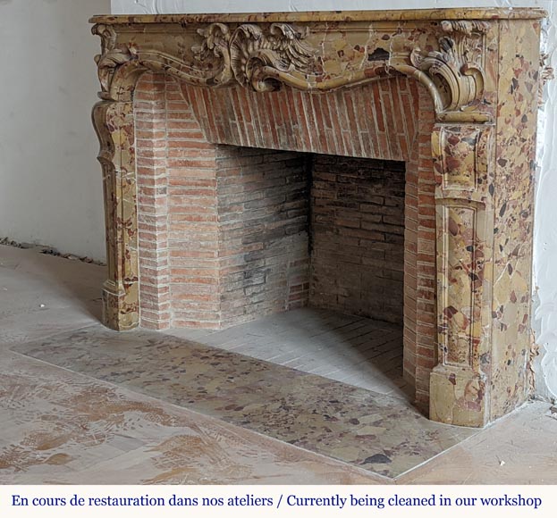 Cheminée d'époque Louis XV en brèche d'Alep avec coquille ailée Cheminée d'époque Louis XV en brèche d'Alep avec coquille ailée-8