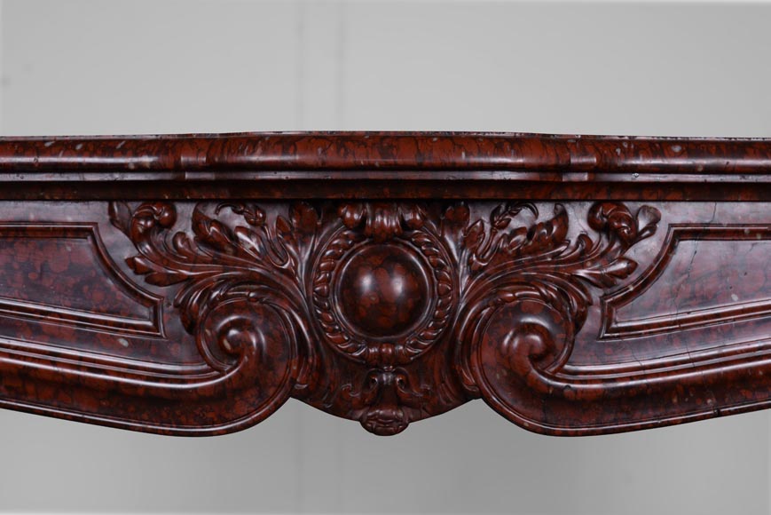 Belle cheminée en marbre Rouge Griotte au cabochon dans un entourage de feuilles d'acanthe Belle cheminée en marbre Rouge Griotte au cabochon dans un entourage de feuilles d'acanthe-1