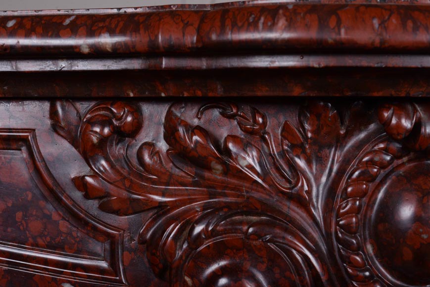 Belle cheminée en marbre Rouge Griotte au cabochon dans un entourage de feuilles d'acanthe Belle cheminée en marbre Rouge Griotte au cabochon dans un entourage de feuilles d'acanthe-3