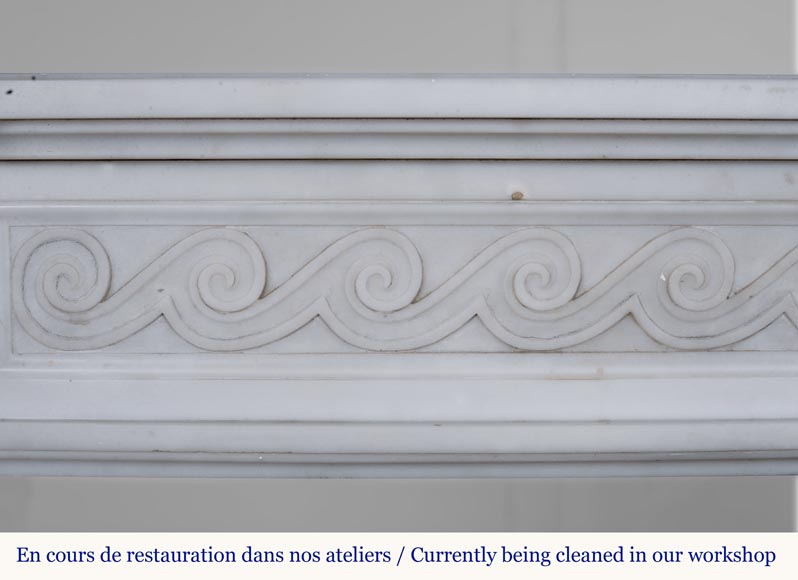 Cheminée en marbre de Carrare semi-statuaire de style Louis XVI à la frise de postes Cheminée en marbre de Carrare semi-statuaire de style Louis XVI à la frise de postes-2