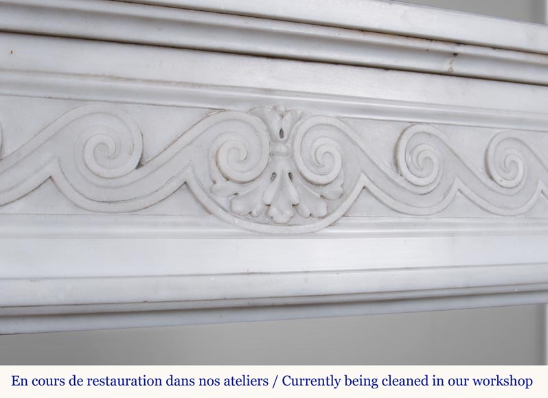 Cheminée en marbre de Carrare semi-statuaire de style Louis XVI à la frise de postes Cheminée en marbre de Carrare semi-statuaire de style Louis XVI à la frise de postes-3