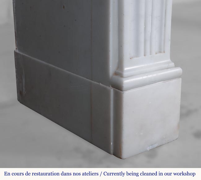 Cheminée en marbre de Carrare semi-statuaire de style Louis XVI à la frise de postes Cheminée en marbre de Carrare semi-statuaire de style Louis XVI à la frise de postes-6