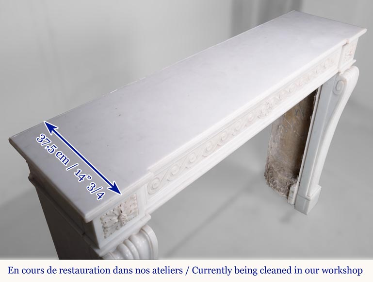 Cheminée en marbre de Carrare semi-statuaire de style Louis XVI à la frise de postes Cheminée en marbre de Carrare semi-statuaire de style Louis XVI à la frise de postes-10