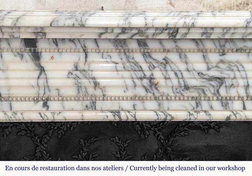 Cheminée de style Louis XVI aux liserés perlés en marbre de Carrare très veiné Cheminée de style Louis XVI aux liserés perlés en marbre de Carrare très veiné-1