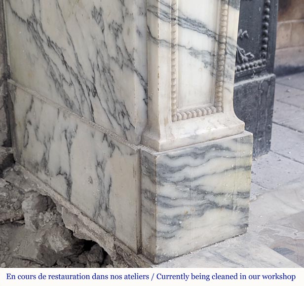 Cheminée de style Louis XVI aux liserés perlés en marbre de Carrare très veiné Cheminée de style Louis XVI aux liserés perlés en marbre de Carrare très veiné-5