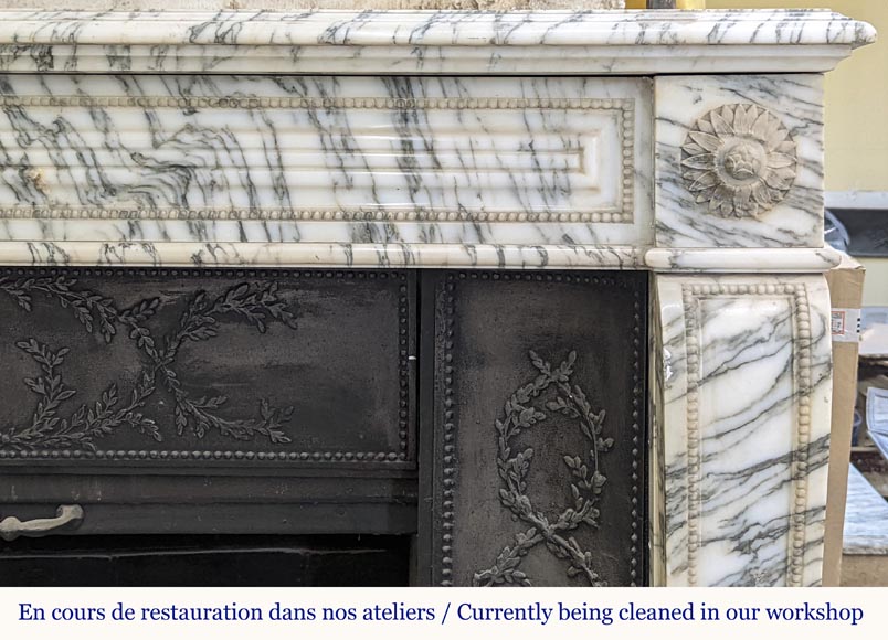 Cheminée de style Louis XVI aux liserés perlés en marbre de Carrare très veiné Cheminée de style Louis XVI aux liserés perlés en marbre de Carrare très veiné-7