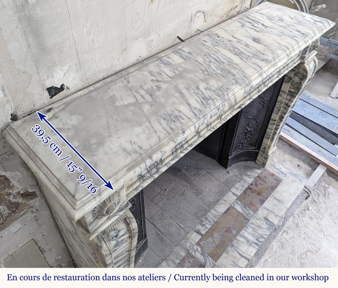 Cheminée de style Louis XVI aux liserés perlés en marbre de Carrare très veiné Cheminée de style Louis XVI aux liserés perlés en marbre de Carrare très veiné-11