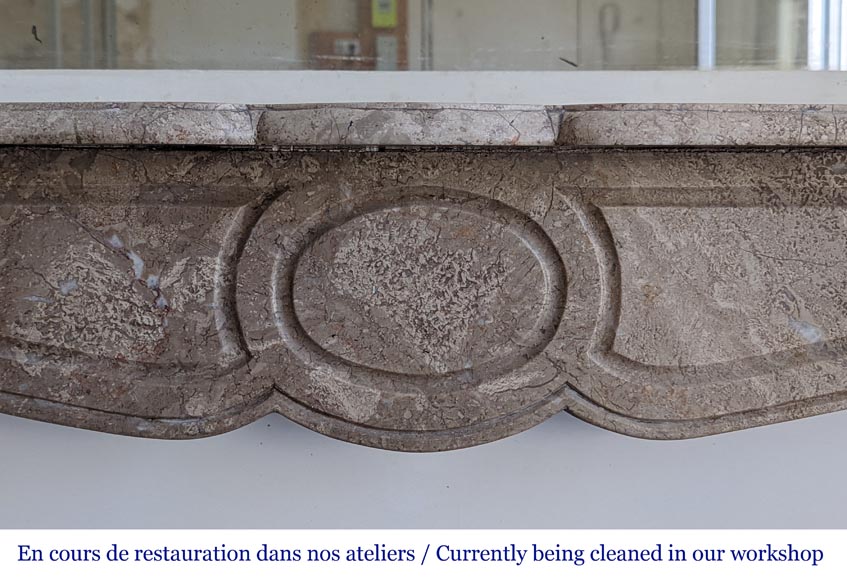 Cheminée ancienne de style Louis XV, modèle Pompadour, en pierre de Lunel Cheminée ancienne de style Louis XV, modèle Pompadour, en pierre de Lunel-1