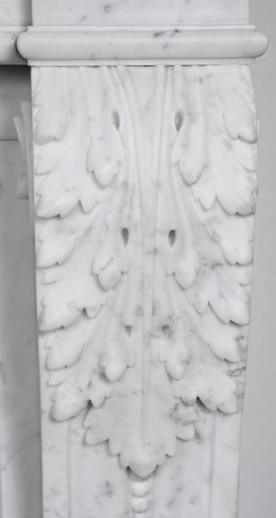 Cheminée de style Louis XVI à feuilles d'acanthe et perlés, en marbre de Carrare Cheminée de style Louis XVI à feuilles d'acanthe et perlés, en marbre de Carrare-9