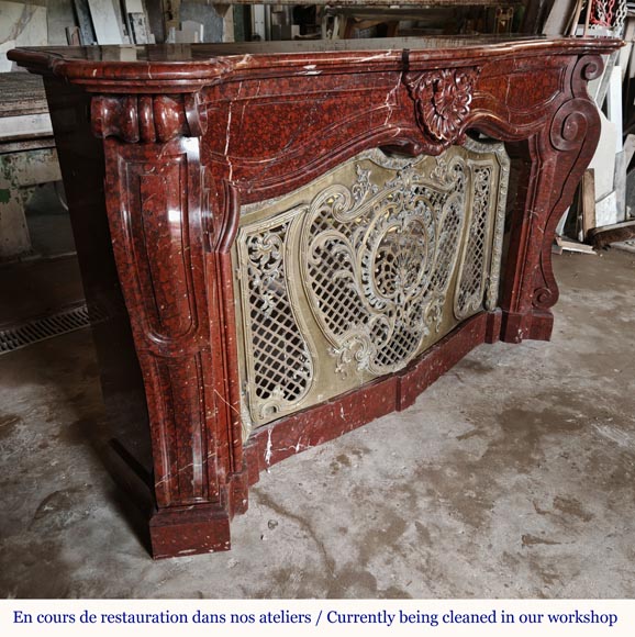 Cheminée Napoléon III en marbre Griotte rouge dotée d’une grille de foyer en bronze Cheminée Napoléon III en marbre Griotte rouge dotée d’une grille de foyer en bronze-3