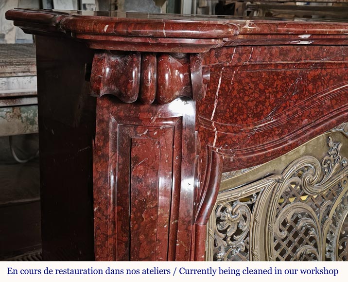 Cheminée Napoléon III en marbre Griotte rouge dotée d’une grille de foyer en bronze Cheminée Napoléon III en marbre Griotte rouge dotée d’une grille de foyer en bronze-4