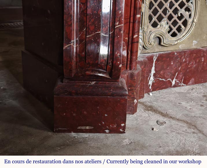 Cheminée Napoléon III en marbre Griotte rouge dotée d’une grille de foyer en bronze Cheminée Napoléon III en marbre Griotte rouge dotée d’une grille de foyer en bronze-5