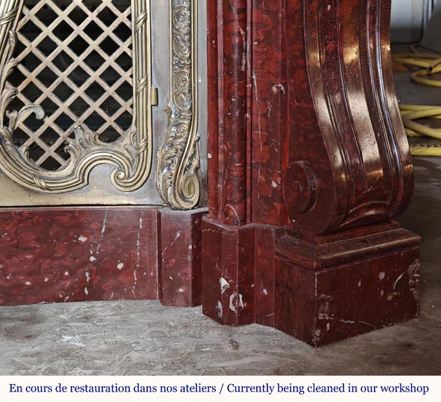Cheminée Napoléon III en marbre Griotte rouge dotée d’une grille de foyer en bronze Cheminée Napoléon III en marbre Griotte rouge dotée d’une grille de foyer en bronze-8