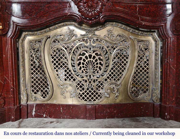 Cheminée Napoléon III en marbre Griotte rouge dotée d’une grille de foyer en bronze Cheminée Napoléon III en marbre Griotte rouge dotée d’une grille de foyer en bronze-9