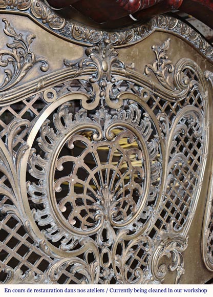 Cheminée Napoléon III en marbre Griotte rouge dotée d’une grille de foyer en bronze Cheminée Napoléon III en marbre Griotte rouge dotée d’une grille de foyer en bronze-11