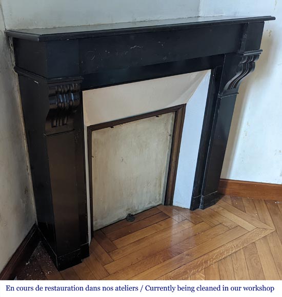 Petite cheminée de style Napoléon III en marbre noir Petite cheminée de style Napoléon III en marbre noir-2