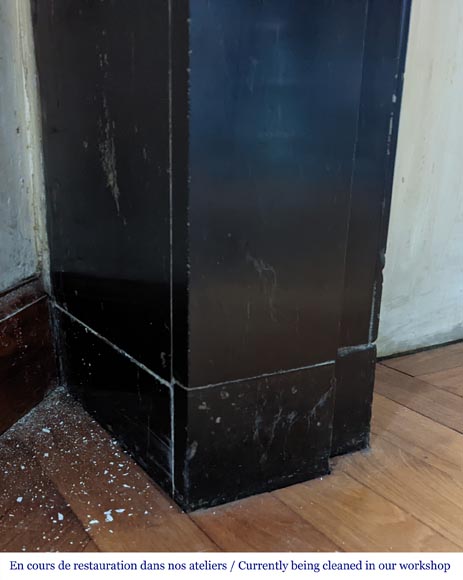 Petite cheminée de style Napoléon III en marbre noir Petite cheminée de style Napoléon III en marbre noir-4