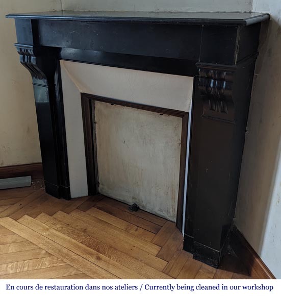 Petite cheminée de style Napoléon III en marbre noir Petite cheminée de style Napoléon III en marbre noir-5