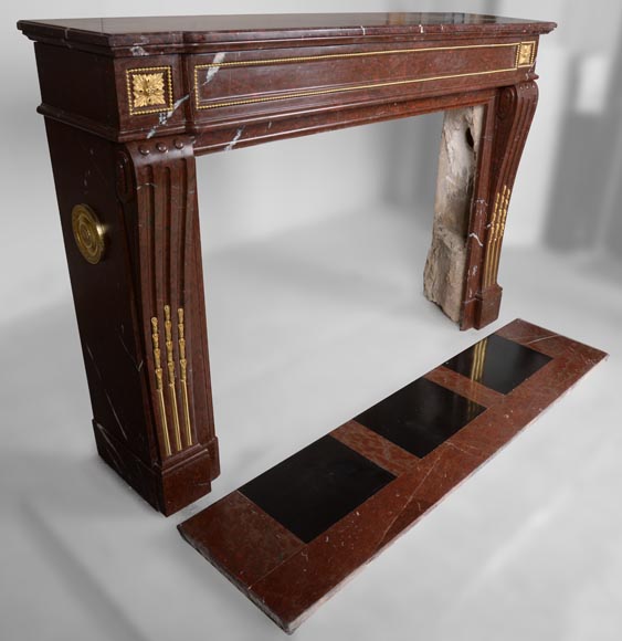 Cheminée de style Louis XVI en marbre Rouge Griotte , perlée de bronze doré Cheminée de style Louis XVI en marbre Rouge Griotte , perlée de bronze doré-2