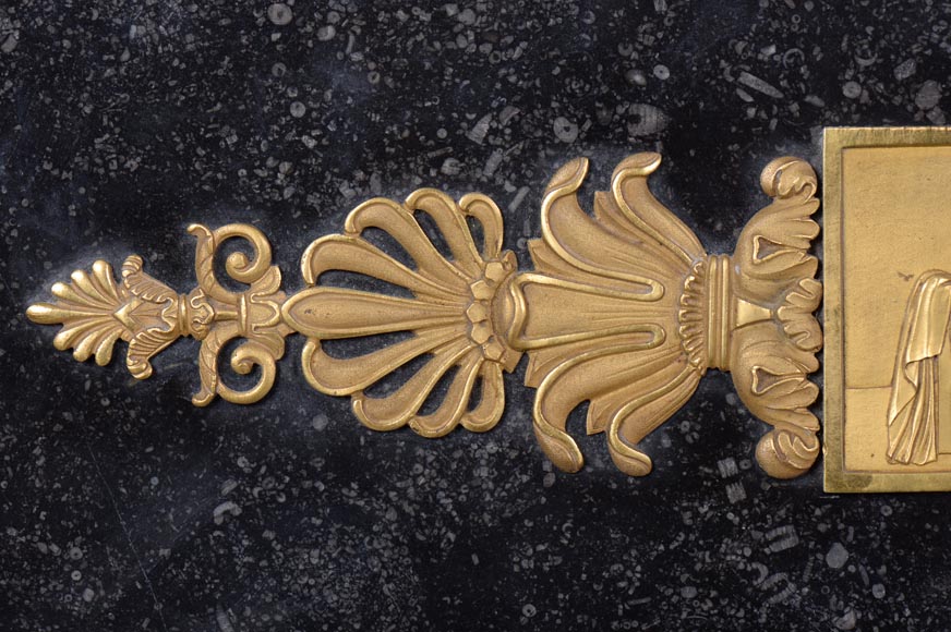 Cheminée d’époque empire en petit granit belge, a bronzes sur le thème de la mort d’Archimède Cheminée d’époque empire en petit granit belge, a bronzes sur le thème de la mort d’Archimède-2