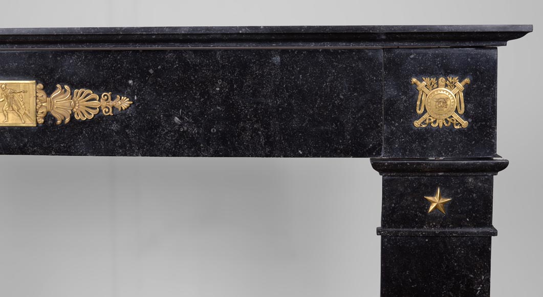 Cheminée d’époque empire en petit granit belge, a bronzes sur le thème de la mort d’Archimède Cheminée d’époque empire en petit granit belge, a bronzes sur le thème de la mort d’Archimède-12