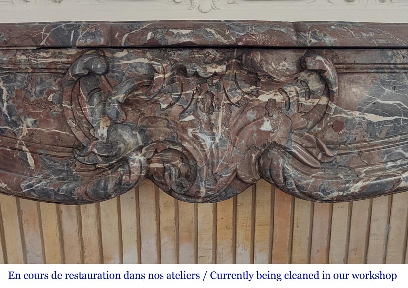 Cheminée d'époque Louis XV en marbre Rouge Royal décorée de cartouches asymétriques Cheminée d'époque Louis XV en marbre Rouge Royal décorée de cartouches asymétriques-1