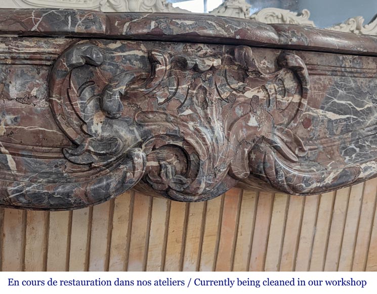 Cheminée d'époque Louis XV en marbre Rouge Royal décorée de cartouches asymétriques Cheminée d'époque Louis XV en marbre Rouge Royal décorée de cartouches asymétriques-2