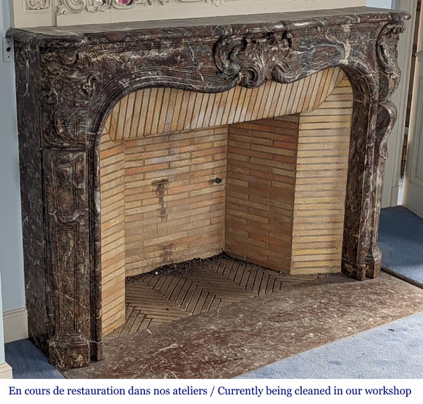 Cheminée d'époque Louis XV en marbre Rouge Royal décorée de cartouches asymétriques Cheminée d'époque Louis XV en marbre Rouge Royal décorée de cartouches asymétriques-4
