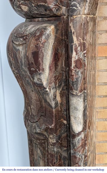 Cheminée d'époque Louis XV en marbre Rouge Royal décorée de cartouches asymétriques Cheminée d'époque Louis XV en marbre Rouge Royal décorée de cartouches asymétriques-6